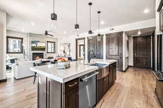3751 Blackstone Dr, Unit 2J in Park City, UT - Foto de edificio - Building Photo