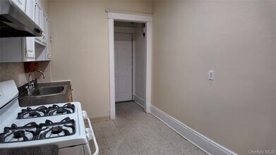 8 Morris Crescent in Yonkers, NY - Foto de edificio - Building Photo