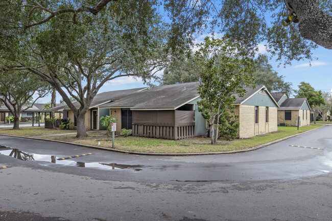 Towne East in Brownsville, TX - Foto de edificio - Building Photo