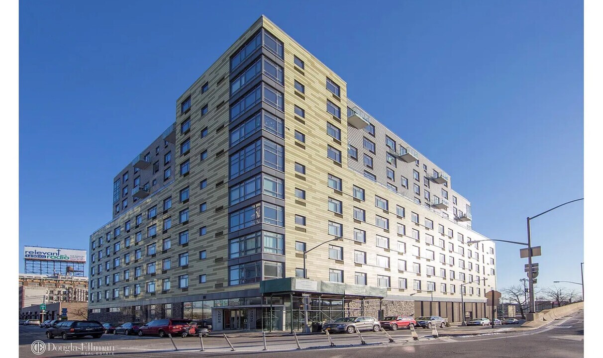 1011 49th Ave, Unit 5F in Long Island City, NY - Building Photo
