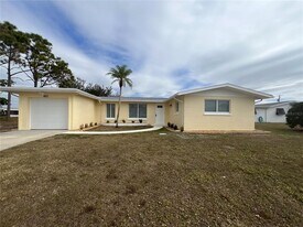 421 Adams Ct NW in Port Charlotte, FL - Building Photo