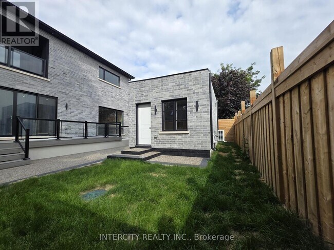 247 Alderbrae Ave in Toronto, ON - Building Photo - Building Photo