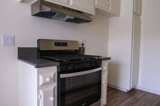 Tustin Villas Apartments in Tustin, CA - Foto de edificio - Building Photo