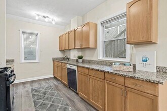 7 Washburn Ter, Unit 2 in Brookline, MA - Foto de edificio - Building Photo