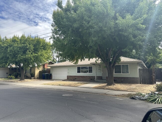 1540 Goldenwood Dr in Modesto, CA - Building Photo - Building Photo