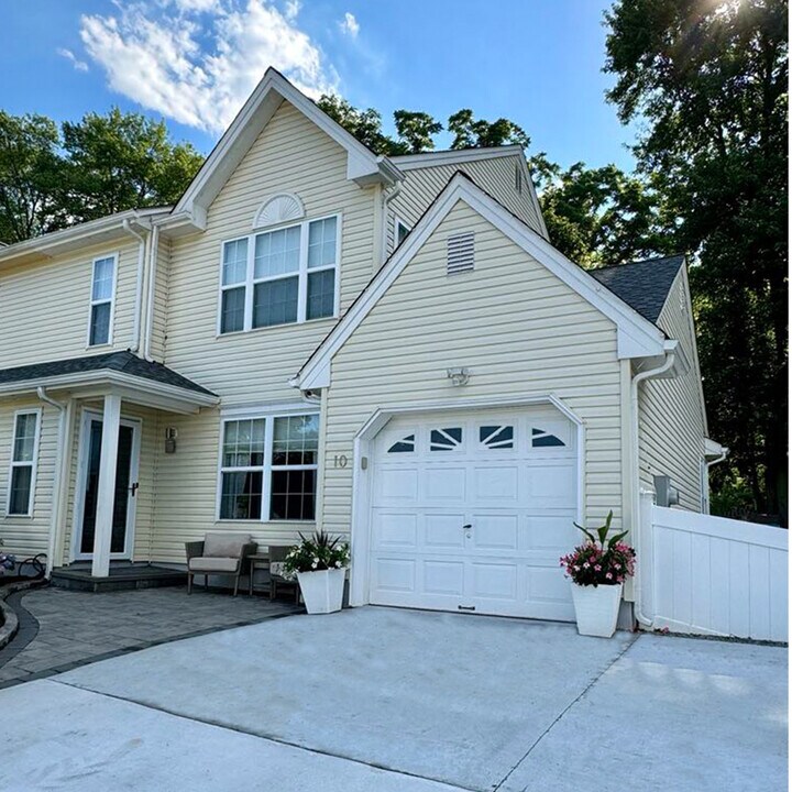 10 Mohr Rd in Burlington, NJ - Building Photo