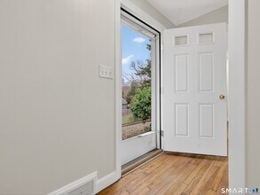 87 McVeagh Rd in Westbrook, CT - Foto de edificio - Building Photo