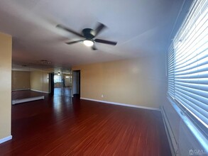 730 Cricket Ln in Woodbridge, NJ - Building Photo - Building Photo