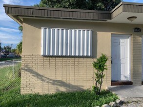 1042 Foster Rd-Unit -1-2 in Hallandale Beach, FL - Building Photo - Building Photo