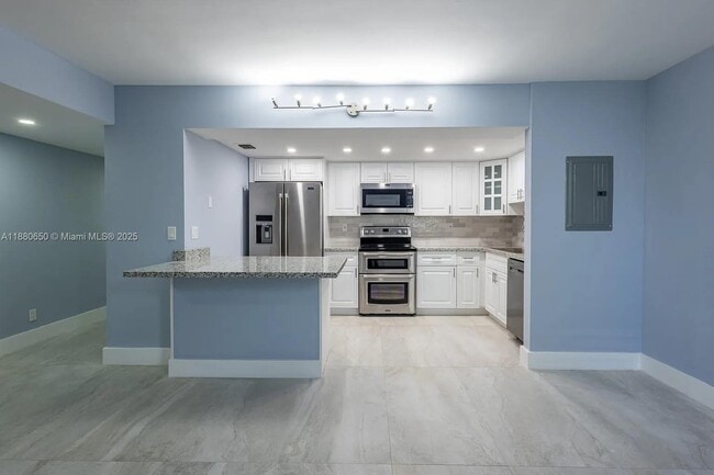 20350 W Country Club Dr in Aventura, FL - Building Photo - Building Photo