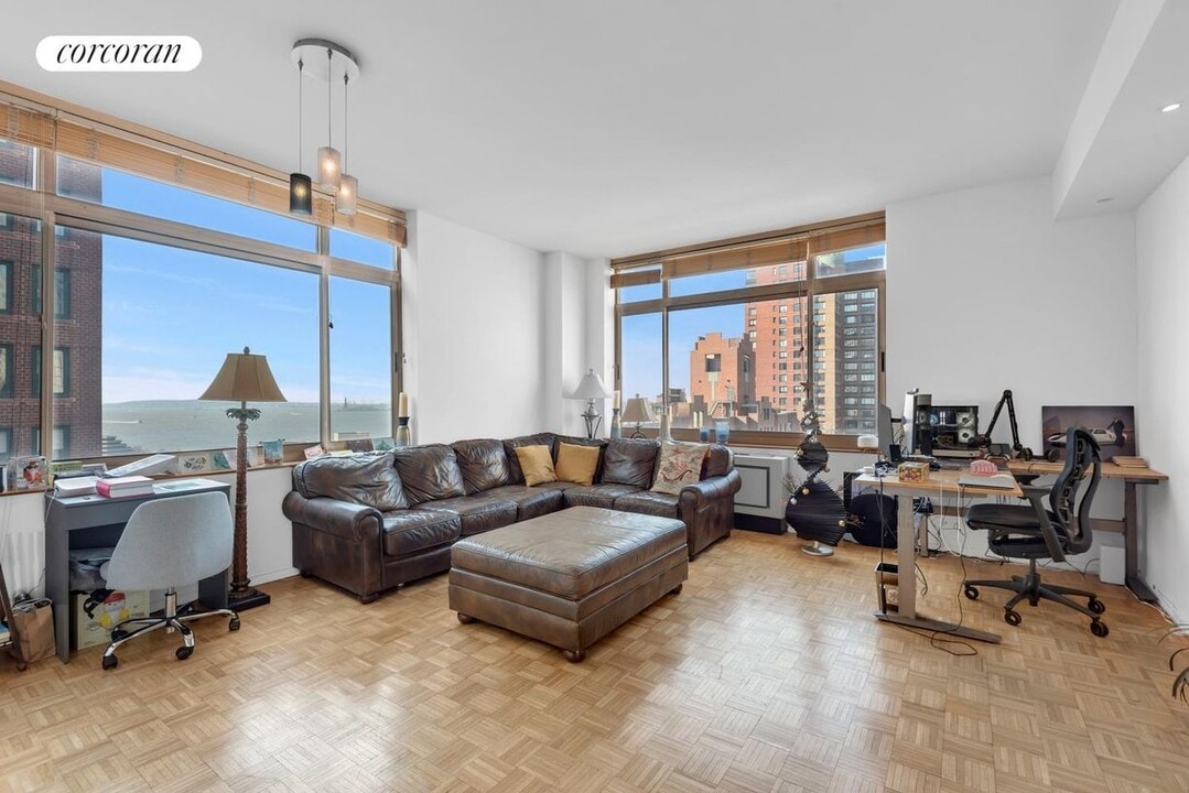 250 S End Ave in New York, NY - Building Photo