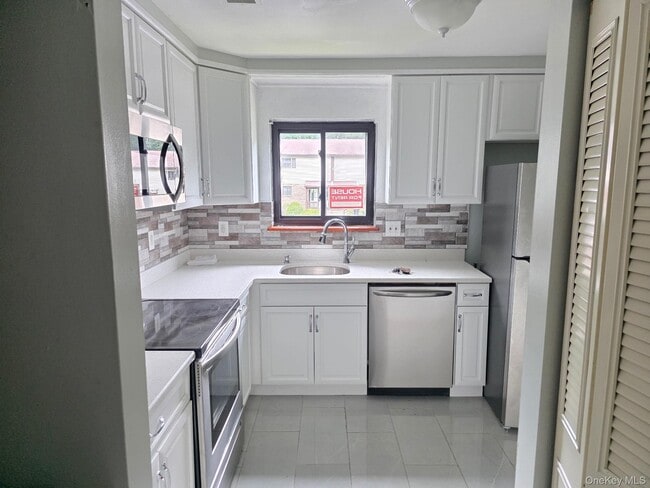 285 Village Ct in Kingston, NY - Building Photo - Building Photo