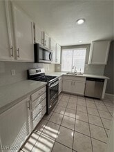 4520 Bradpoint Dr in Las Vegas, NV - Building Photo - Building Photo