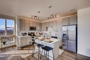 High Line Pointe in Denver, CO - Building Photo