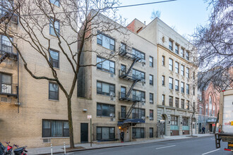 402 W 45th St in New York, NY - Building Photo - Building Photo