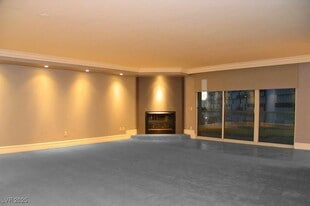 2747 Paradise Rd in Las Vegas, NV - Building Photo