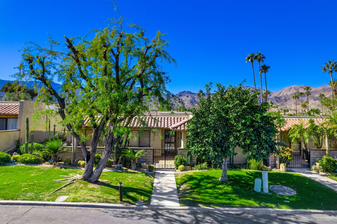 48455 Alamo Dr in Palm Desert, CA - Foto de edificio