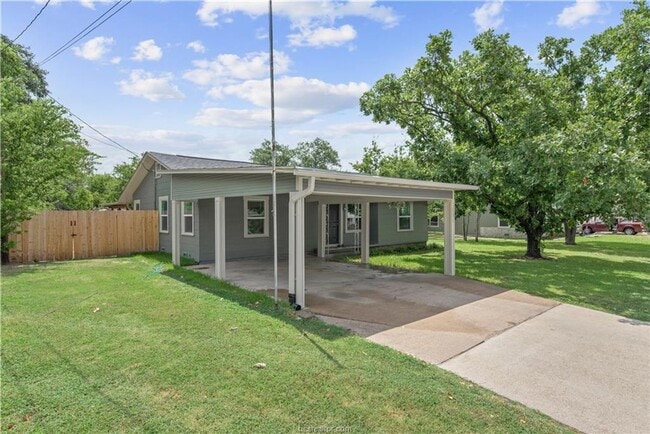 Available June 2026! Adorable 3 Bedroom Ho in Bryan, TX - Building Photo - Building Photo