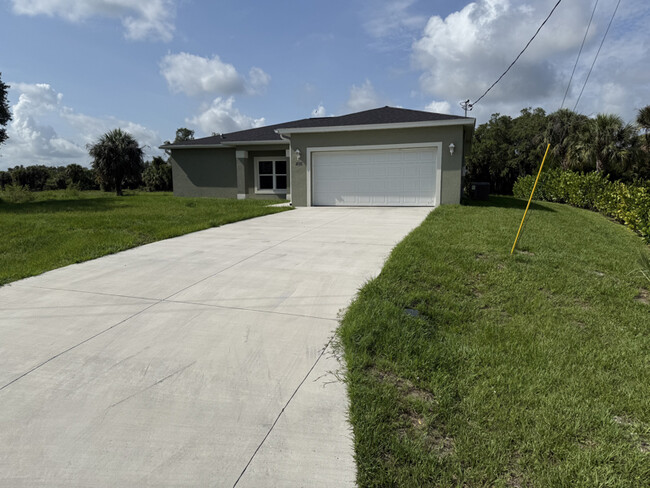 1136 S Hilton Cir in La Belle, FL - Building Photo - Building Photo