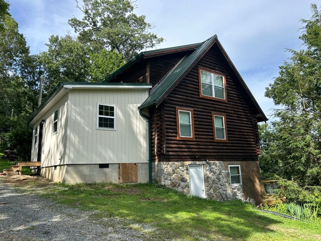 682 Windridge Dr in Sugar Grove, NC - Building Photo - Building Photo