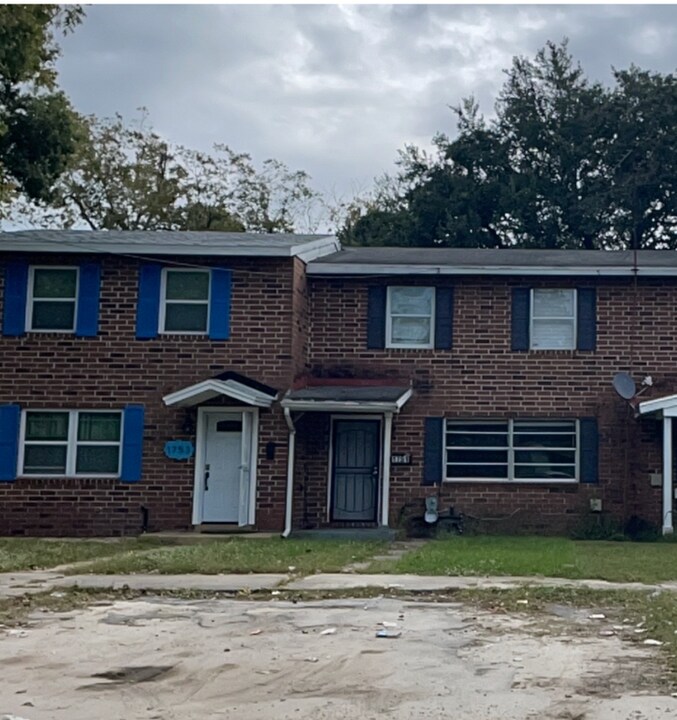 1751 Powhattan St in Jacksonville, FL - Building Photo