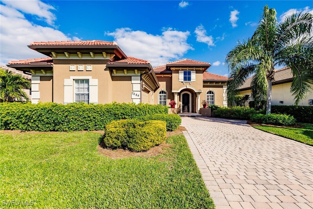 7684 Cottesmore Dr in Naples, FL - Foto de edificio