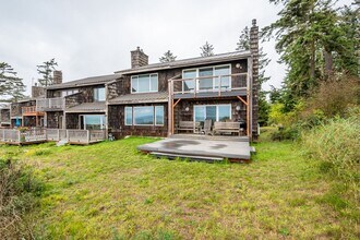 2285 W Beach Rd in Oak Harbor, WA - Building Photo - Building Photo