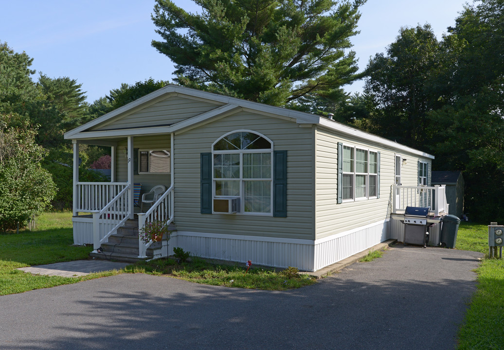 Pine Tree Village in Carver, MA - Foto de edificio