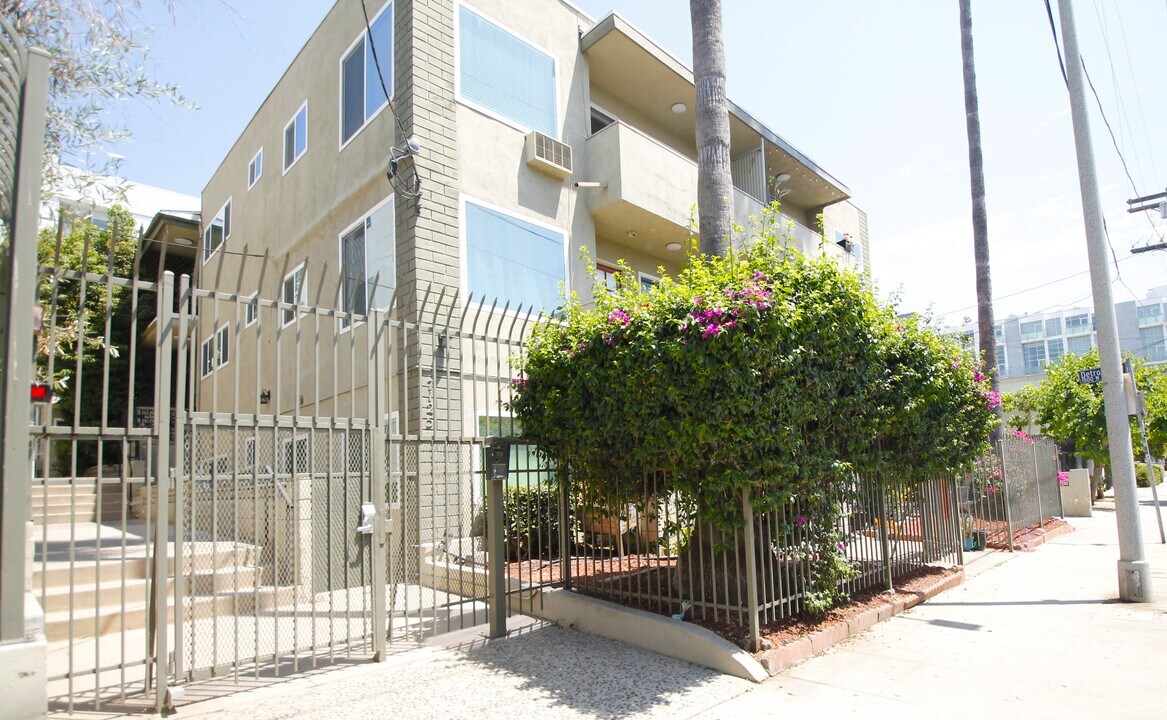7125 Hawthorn Ave in Los Angeles, CA - Building Photo