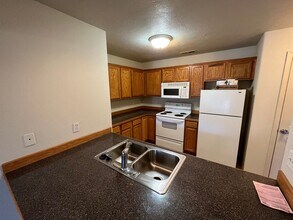 225 NW Greenwood Ave in Redmond, OR - Building Photo - Building Photo
