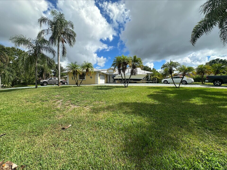 2085 SE Hanford Rd in Port St. Lucie, FL - Building Photo
