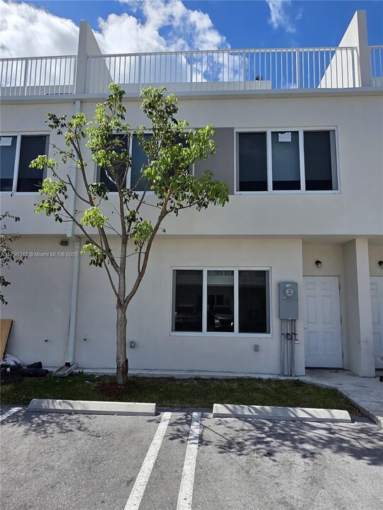 25819 SW 144th Ct in Homestead, FL - Building Photo