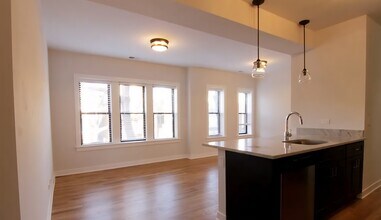 2211 W Eastwood Ave, Unit 3 in Chicago, IL - Foto de edificio - Building Photo