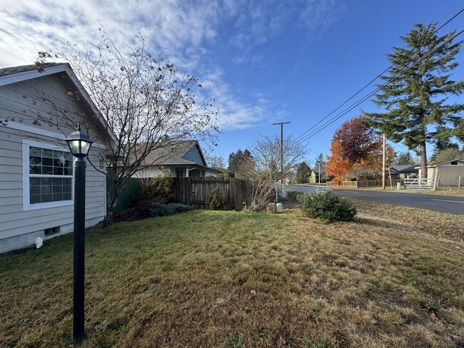 25212 Hunter Rd in Veneta, OR - Building Photo - Building Photo