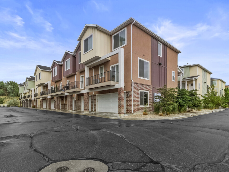 South Ridge Townhomes in South Jordan, UT - Building Photo