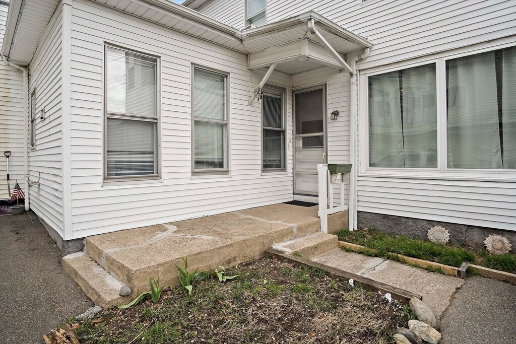 100 N Franklin St in Holbrook, MA - Building Photo