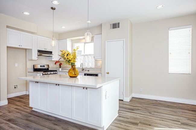 77 St James in Irvine, CA - Building Photo - Building Photo