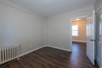 96 Curie Ave, Unit First Floor in Clifton, NJ - Foto de edificio - Building Photo