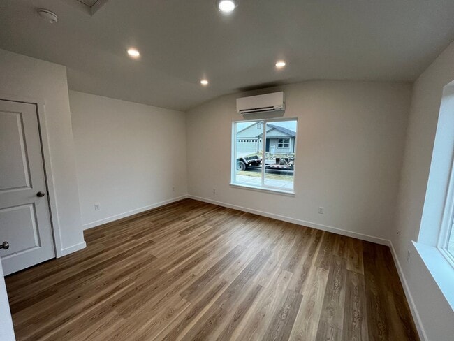 598 Arnold St in Madras, OR - Building Photo - Building Photo