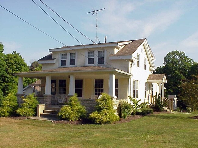 7108 Wakefield Rd in Hiram, OH - Foto de edificio - Building Photo