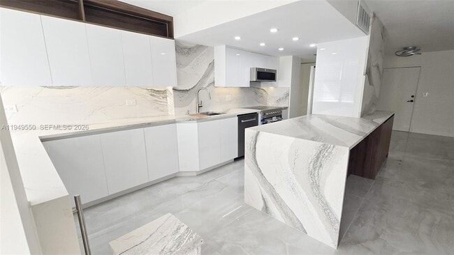 250 174th St, Unit 203 in Sunny Isles Beach, FL - Building Photo - Building Photo