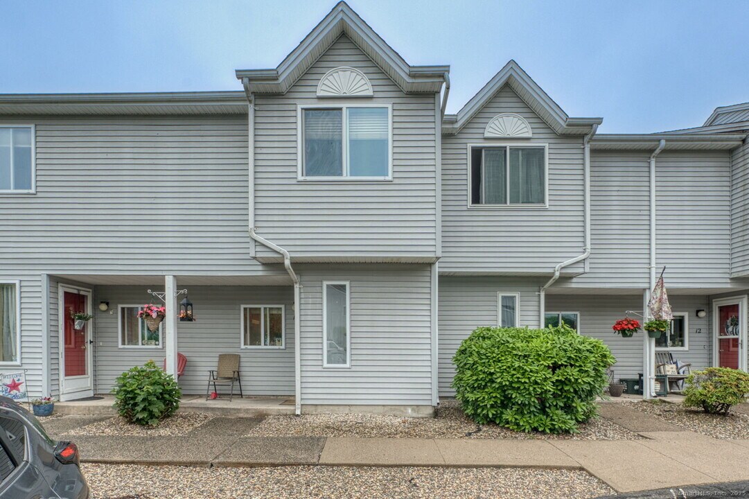 155 Redstone Hl Rd in Bristol, CT - Building Photo
