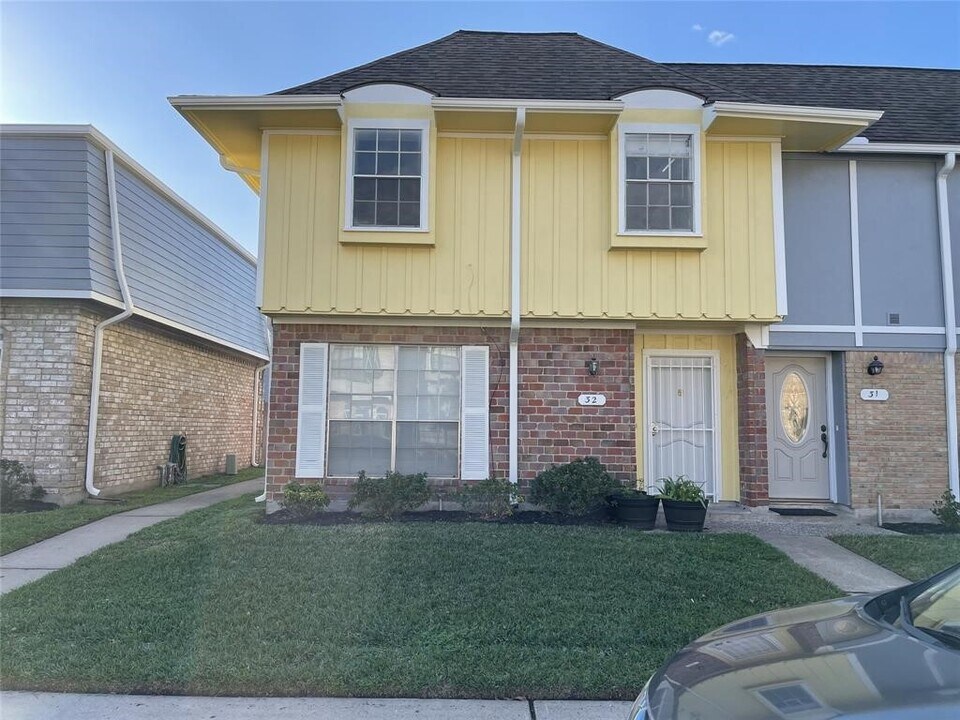 11002 Hammerly Blvd in Houston, TX - Building Photo