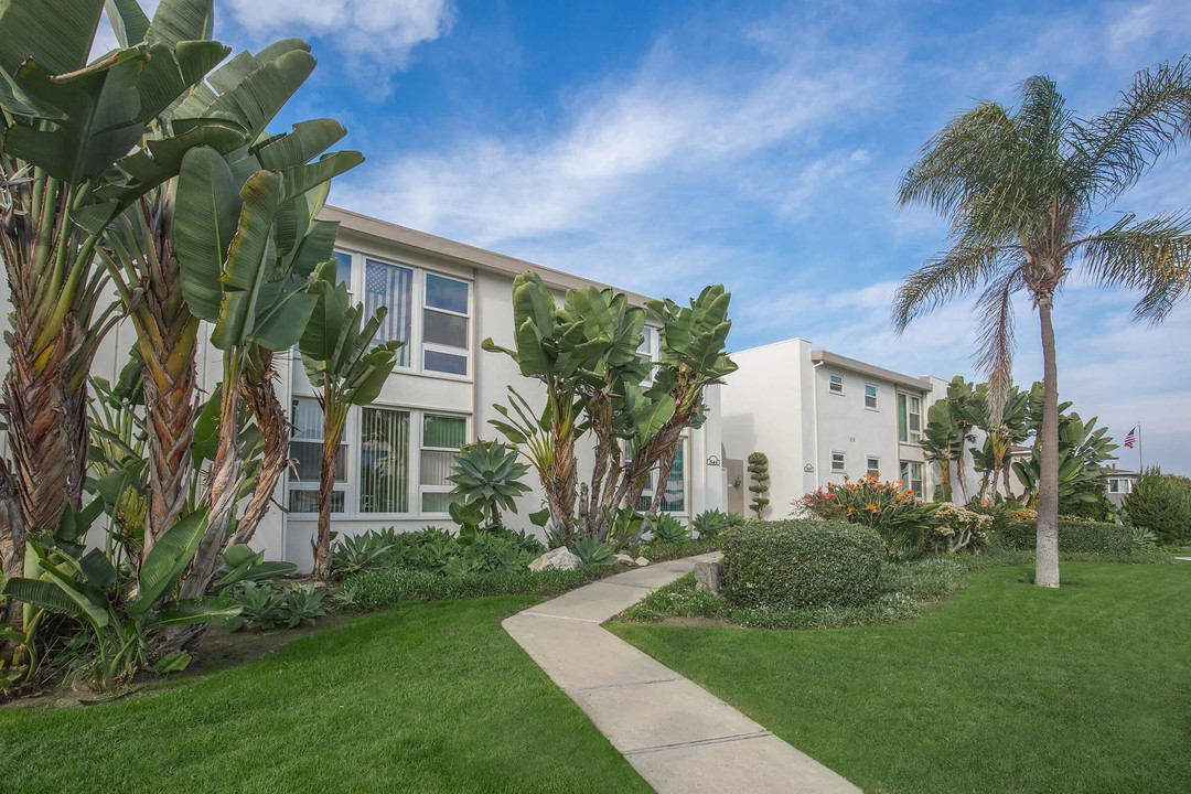 Sea Breeze Beach Apartments in Redondo Beach, CA - Building Photo