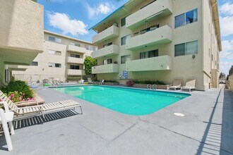 5400 Lindley Ave, Unit 211 in Encino, CA - Building Photo - Building Photo