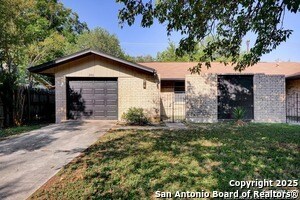 2105 Darwin Dr in San Antonio, TX - Building Photo