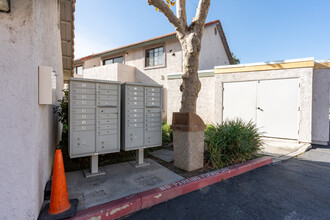 Mountain Vista Apartments in Azusa, CA - Foto de edificio - Building Photo