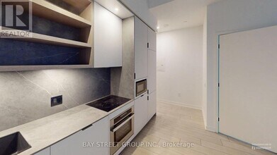 55 Charles St E in Toronto, ON - Building Photo - Building Photo