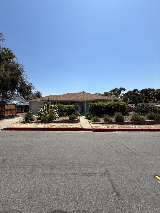 211 N Tassajara Dr in San Luis Obispo, CA - Building Photo