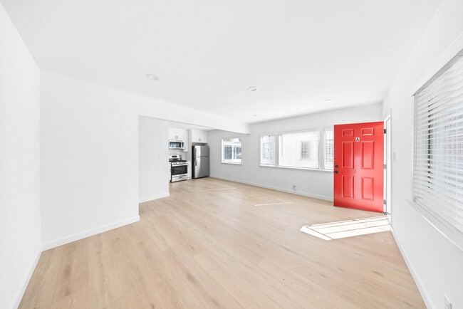 533 E Chevy Chase Dr, Unit 1